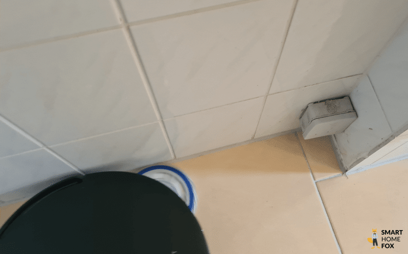 Der DEEBOT T30S wischt im Test dank ausfahrbarer Wischpads nahtlos an der Leiste.